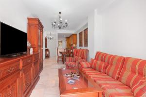 イスランティージャにあるApartamento Las Arenasのソファと薄型テレビのあるリビングルーム