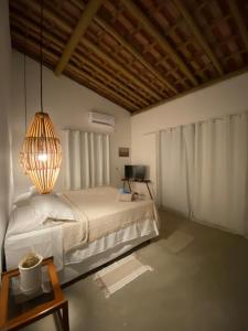Un dormitorio con una cama grande y una lámpara. en Redondo Trancoso, en Trancoso
