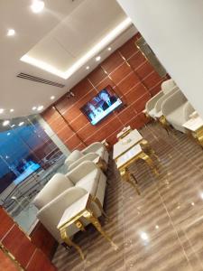 リヤドにあるراحتي هنا 6の椅子とテーブル付きの待合室の上から見渡せます。