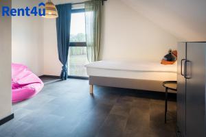 Un dormitorio con una cama grande y una ventana. en Fairway House by Rent4You, en Naterki