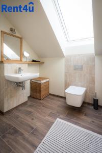 un baño con lavabo e inodoro en Fairway House by Rent4You, en Naterki