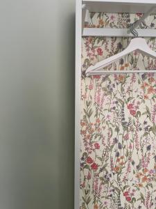 ローマにあるCasa Millyの壁に花柄の壁紙が貼られたクローゼット
