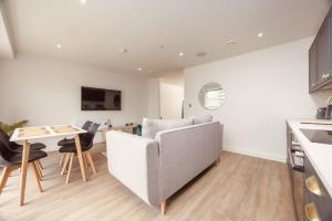 Dapur atau dapur kecil di Ultra-Modern Luxury 1BR in Central Leeds LS1 FREE Secure Parking!