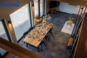vistas a una mesa de madera en una habitación en Fairway House by Rent4You, en Naterki