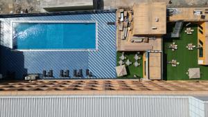 ジブチにあるEscale International Hotelの建物内のスイミングプールの上面の景色