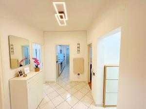 een grote kamer met een keuken en een hal bij Blue Dolphin in Rijeka +11 foto's