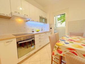 een keuken met een tafel en een eetkamer bij Blue Dolphin in Rijeka