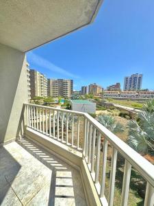 En balkon eller terrasse på Modern Apartment with City Views + 6 billeder