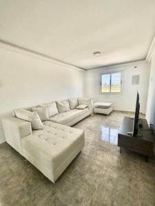 Et opholdsområde på Modern Apartment with City Views