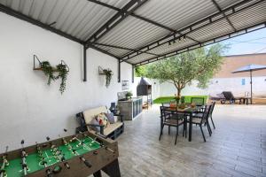 ein Wohnzimmer mit einer Tischtennisplatte in der Unterkunft Holiday House Ulika near Pula - Pet Friendly in Marčana