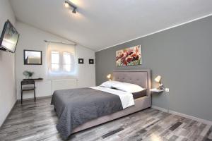 ein Schlafzimmer mit großem Bett und Fenster in der Unterkunft Holiday House Ulika near Pula - Pet Friendly in Marčana