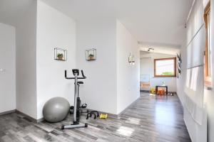 ein leerer Raum mit einem Fitnessstudio und einem Gymnastikball auf dem Boden in der Unterkunft Holiday House Ulika near Pula - Pet Friendly in Marčana