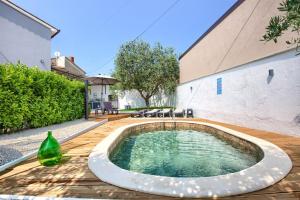 ein Swimmingpool im Hinterhof eines Hauses in der Unterkunft Holiday House Ulika near Pula - Pet Friendly in Marčana + 29 Fotos