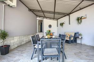 Ein Sitzbereich in der Unterkunft Holiday House Ulika near Pula - Pet Friendly
