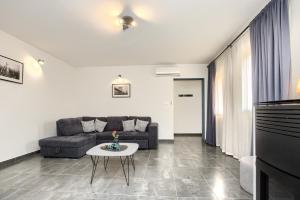Ein Sitzbereich in der Unterkunft Holiday House Ulika near Pula - Pet Friendly