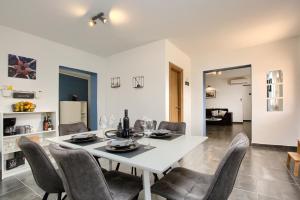 Ein Sitzbereich in der Unterkunft Holiday House Ulika near Pula - Pet Friendly