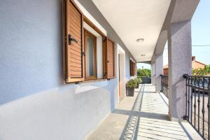 Ein Balkon oder eine Terrasse in der Unterkunft Holiday House Ulika near Pula - Pet Friendly
