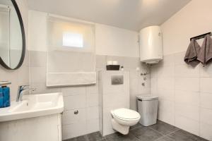 Ein Badezimmer in der Unterkunft Holiday House Ulika near Pula - Pet Friendly