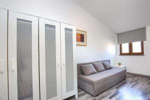 Ein Sitzbereich in der Unterkunft Holiday House Ulika near Pula - Pet Friendly