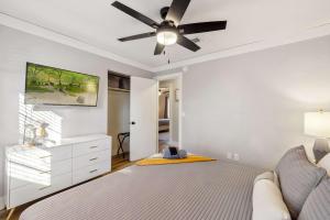 TV a/nebo společenská místnost v ubytování Peaceful Retreat Pet-Friendly 5 mins to Shands & UF + 33 fotografií