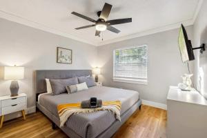 Postel nebo postele na pokoji v ubytování Peaceful Retreat Pet-Friendly 5 mins to Shands & UF