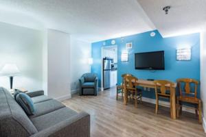 un salon avec un canapé et une table avec des chaises dans l'établissement The Ocean Key Resort, à Virginia Beach
