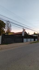 eine leere Straße mit einem Zaun am Straßenrand in der Unterkunft Sazón Casero Cabaña in Constitución