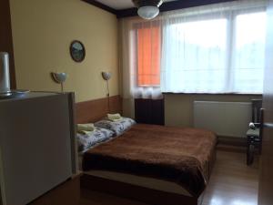 ヴィスワにあるKufa Jamaの小さなベッドルーム(ベッド1台、窓付)
