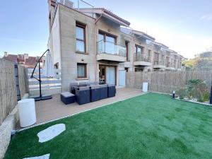 an image of a yard with a house at Adosado O Recuncho de Arra in Vista Alegre +55 photos