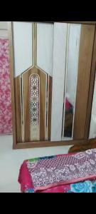 ein Spiegel auf einem Tisch mit einem Bett in der Unterkunft وحدة للإيجار في إحدى قرى الساحل الشمالي المميزة in Dawwār Abū Maḩrūs + 2 Fotos
