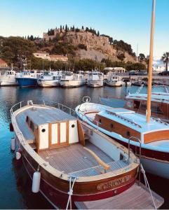 a boat is docked in a harbor with other boats at Pinède, calanques & jeux en famille pour 1 à 5 personnes in Cassis