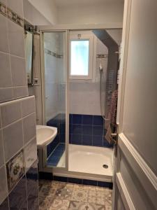 Un baño con ducha, bañera y lavabo. en Villa Bibaou, en Vence 50 fotos más