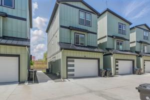 un bâtiment avec quatre portes de garage dans un parking dans l'établissement 3br W King Bed, Sauna, Parking-6 Min To Olde Town, à Arvada