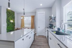 une grande cuisine blanche avec un évier et un comptoir dans l'établissement 3br W King Bed, Sauna, Parking-6 Min To Olde Town, à Arvada 57 autres photos