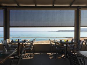 アルガジョラにあるCasa Aliceのビーチの景色を望むレストラン(テーブル、椅子付)