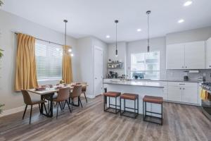 une cuisine et une salle à manger avec une table et des chaises dans l'établissement 3br W King Bed, Sauna, Parking-6 Min To Olde Town, à Arvada