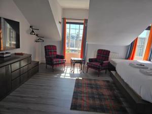 Postel nebo postele na pokoji v ubytování Mayfield Suites