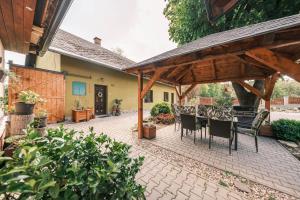 un patio con tavolo e sedie sotto un padiglione di Ubytování na statku a Líšnice