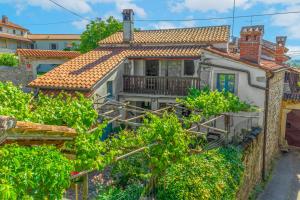 a view of a house with a balcony at Apartma Hiša Pliska in Pliskovica