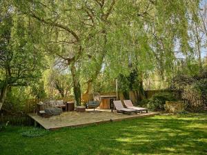 Aed väljaspool majutusasutust Charming 4-Bedroom Cottage in Henley