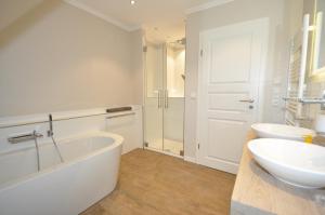 Ένα μπάνιο στο Doppelhaushälfte Düne & Reet +12 φωτογραφίες