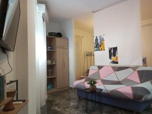 a bedroom with a bed and a table at Apartamento turístico Travelers in Baena
