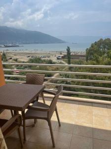un tavolo e sedie su un balcone con vista sull'oceano di Seaside Apartment Vlora a Vlorë