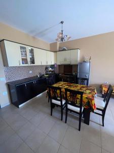 una cucina e una sala da pranzo con tavolo e sedie di Seaside Apartment Vlora a Vlorë