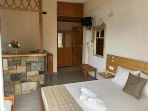 ein Schlafzimmer mit einem Bett mit Handtüchern darauf in der Unterkunft Blue Sea Studios in Limenaria