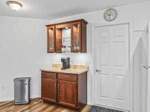 eine Küche mit einer Theke und einer Uhr an der Wand in der Unterkunft 2382 Z3A VILLAGE OF BONITA by REMAX Premier in The Villages