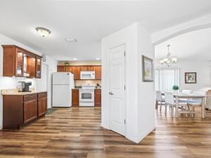 eine Küche mit einem weißen Kühlschrank und einem Tisch in der Unterkunft 2382 Z3A VILLAGE OF BONITA by REMAX Premier in The Villages + 9 Fotos