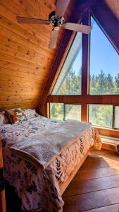 Postel nebo postele na pokoji v ubytování Unique A-Frame Cabin with Sauna- Deja Vu