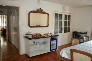 a living room with a mirror on the wall at Estalagem da Liberdade in Portalegre