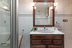 a bathroom with a sink and a mirror at Luminoso apartamento en Liérganes in Liérganes +11 photos